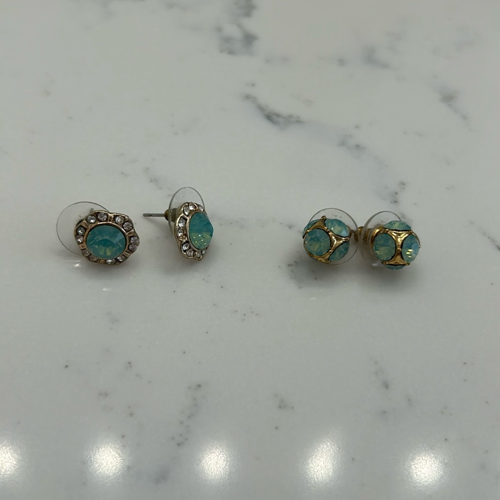 2 pairs of earrings
